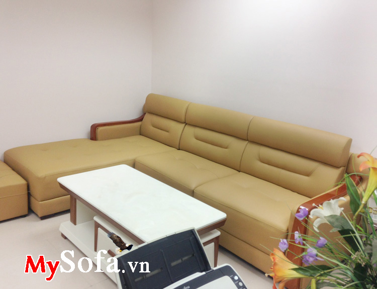 Ghế sofa đẹp kê phòng khách chất liệu da với tay vịn ốp gỗ tự nhiên sang trọng