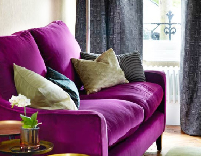 Không gian phỏng ngủ đẹp với sofa màu tím