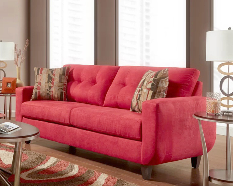 Phòng khách nhỏ với sofa màu đỏ tươi