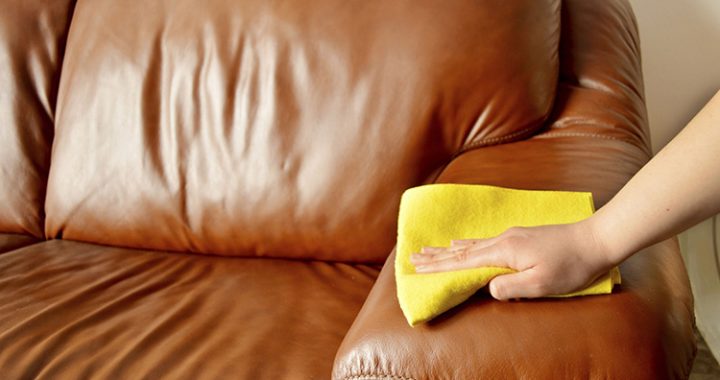 Hình ảnh Vệ sinh ghế sofa bằng khăn mềm là hợp lý